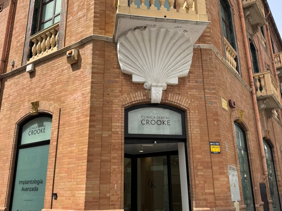 Fachada de la Clínica Dental Crooke en Algeciras, en un edificio de ladrillo visto