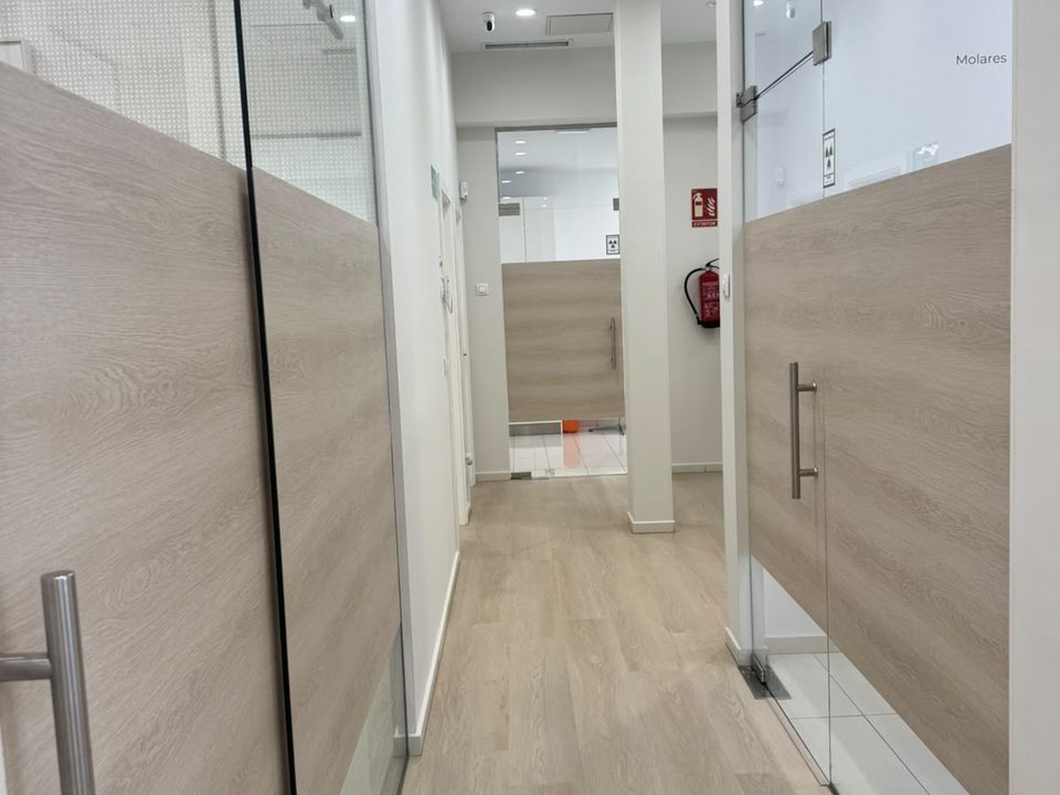 Pasillo de acceso a los gabinetes de la clínica de Algeciras